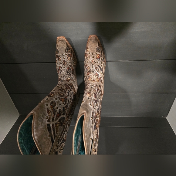 Size 8 1/2 Corral Ladies Taupe Sequin Multicolor Inlay Studs Snip Toe - Picture 2 of 6